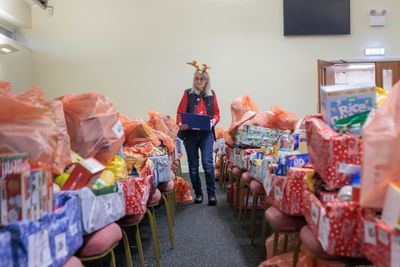 0041_miller_homes_storehouse_project_christmas_hampers.JPG