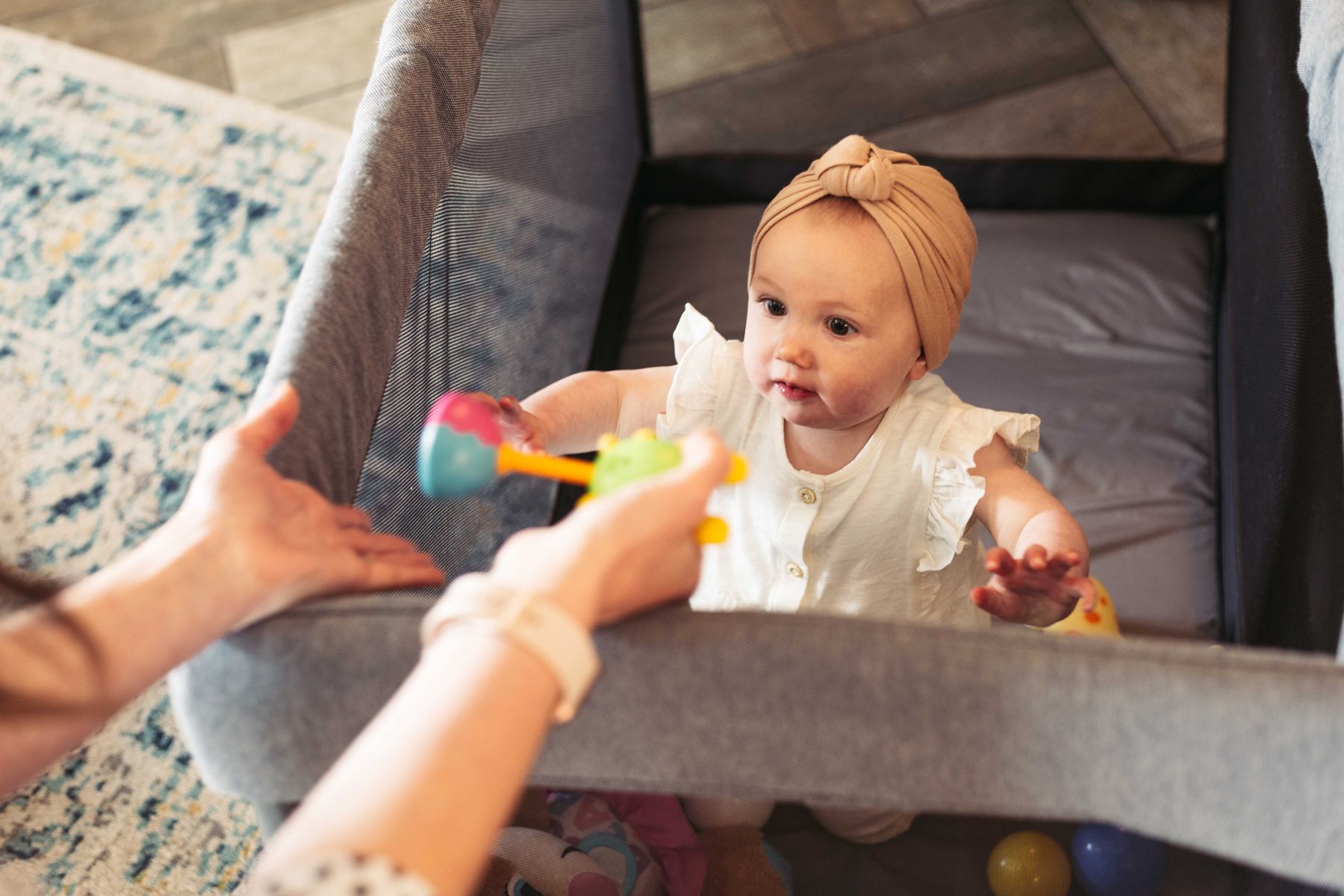 Influencer @pasta_proseccoandparenting, gives Graco's new FoldLite Travel Cot  the thumbs up