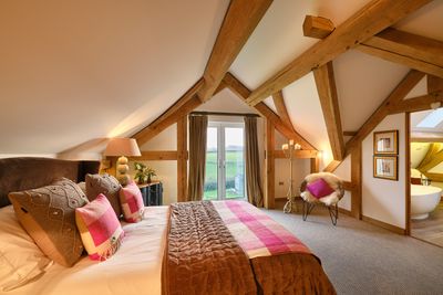 Perfect-Stays-Willows-Rest-master-bedroom.jpg