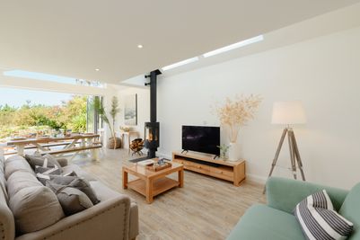 Perfect-Stays-Driftwood-living-area-2.jpg