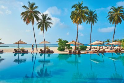 halaveli-maldives-2016-main-pool-01_hd.jpg